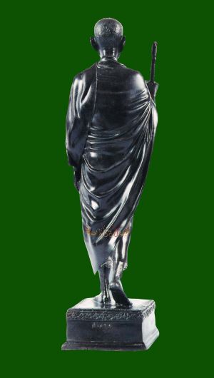 รูปเหมือนสมเด็จพระพุฒาจารย์ (โต พฺรหฺมรํสี) ยืนถือไต้เพลิงรมดำ 